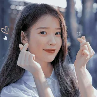 🖤 91c79f1c IU IU, 韩流, 歌手, 韩国, 比心, 可爱, 女性 telegram sticker