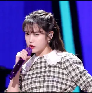 👀 cdd8b0e0 IU 歌手, 韩国流行, 女性, 名人, 麦克风, 表演, 音乐 telegram sticker