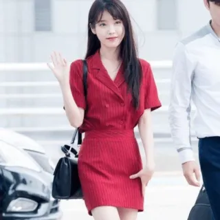 ✨️ 38be7edb IU IU, Koreanische Sängerin, K-Pop, Berühmtheit, Frau, Rotes Kleid whatsapp sticker