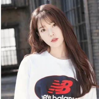 ✨️ 4a758491 frau, brünette, lange haare, porträt, new balance, freizeitkleidung whatsapp sticker