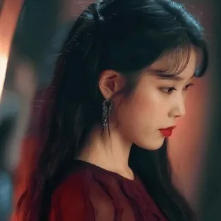 ✨️ a63f73fc IU IU, Koreanische Sängerin, Promi, Schauspielerin, Rotes Kleid, Porträt whatsapp sticker