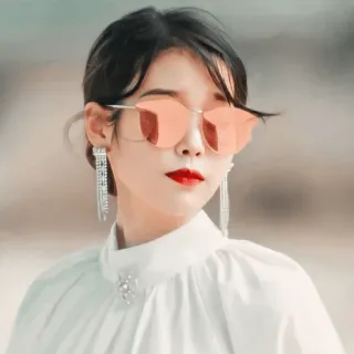 ✨️ c14c3a9d IU IU, K-Pop, Sängerin, Promi, Brille, Sonnenbrille, Ohrringe whatsapp sticker