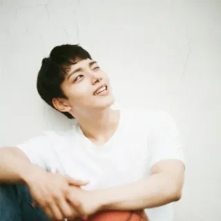 ✨️ ecff1779 Mann, Porträt, Basketball, lächelnd, weißes Hemd, lässig, nach oben schauend whatsapp sticker