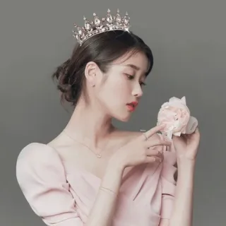 ✨️ f3eec22a Frau, Krone, Porträt, Schönheit, Kleid, Tiara, Rosa, Blume whatsapp sticker