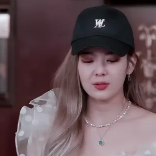 🍩 54cc9808 mulher, retrato, pessoa, chapéu, colar telegram sticker