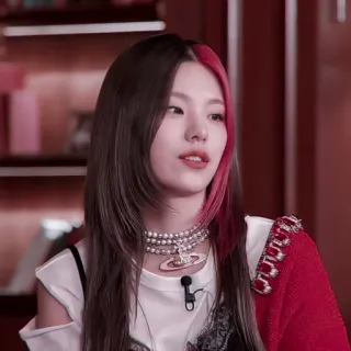 🍥 e22ca748 Yeji Yeji, ITZY, K-pop, cantora, mulher, retrato telegram sticker