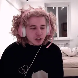 😭 7ee537e1 男, ヘッドホン, 巻き毛, ピンク, 屋内 telegram sticker