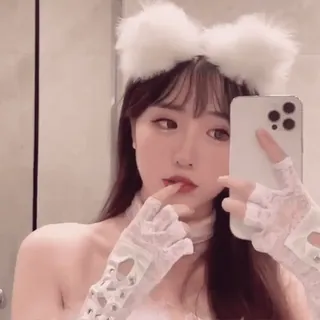 💋 82daf40a Frau, Selfie, süß, Ohren, Handschuhe, Mode telegram sticker