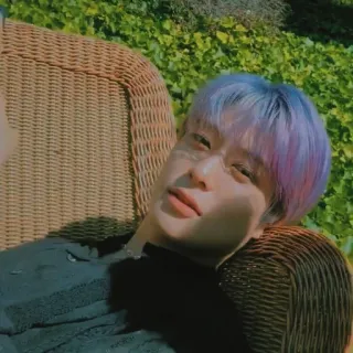 🎮 00fc042f persona, pelo azul, silla, exterior, relajante, retrato telegram sticker