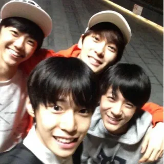 🦖 4c9c452a selfie grupal, jóvenes adultos, amistad, sonriendo, ropa casual telegram sticker