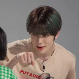 🌸 6d3d9d76 PUT A DOT Z moda, estilo, coreano, masculino, persona, camiseta, poner un punto telegram sticker