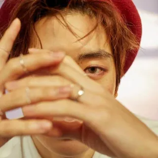 🌸 6daa6a78 persona, retrato, cara, boina roja, anillos, manos, ojos, asiático telegram sticker