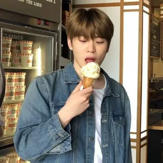 🌸 7a330f43 hombre, helado, comida, retrato, casual, restaurante, coreano, comiendo telegram sticker