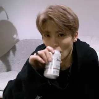 🎮 8435d0ac Persona, Bebiendo, Bebida, Lata, Interior telegram sticker