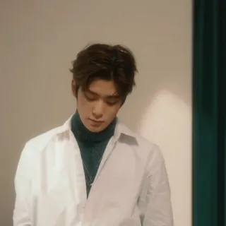 🎮 a9edfbad Persona, Hombre, Masculino, Camisa blanca, Retrato, Casual, Interior telegram sticker