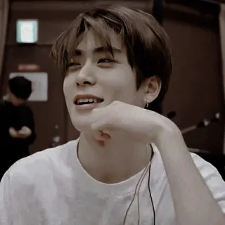 🎥 95317aa3 kpop, person, portrait, indoors, man, idol telegram sticker