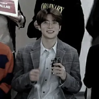 🎥 d7fa0585 DALLAS person, man, glasses, jacket, smile telegram sticker