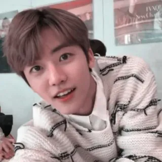 🍃 08b6eb3a ภาพเหมือน, คน, ผู้ชาย, ในร่ม, ยิ้ม, เสื้อสเวตเตอร์ telegram sticker