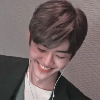 🍃 df63649b คน, ผู้ชาย, ยิ้ม, หูฟัง, มีความสุข, ภาพบุคคล telegram sticker