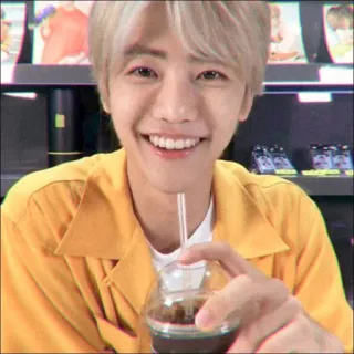 🦋 8d15bda3 persona, sorridente, bevanda, camicia gialla, ritratto telegram sticker