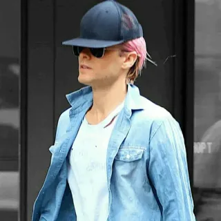 ✖️ 01a70937 Jared Leto celebrità, attore, capelli rosa, occhiali da sole, casual, giacca blu telegram sticker