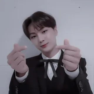 🫐 3ce5e0f3 男性, タキシード, 蝶ネクタイ, ハートのジェスチャー telegram sticker