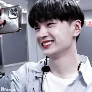 🫐 692e1cdb 自撮り, 人, 男性, 笑顔, ポートレート telegram sticker