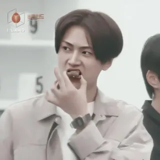 🕰 00331aa9 I-LAND k-pop, アイドル, 食べる, 面白い, 男性, 歌手 whatsapp sticker