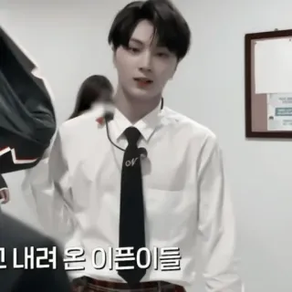 🕰 fba75754 고 내려 온 이쁜이들 人物, 韓国人, 男性, ネクタイ, シャツ whatsapp sticker