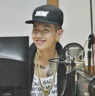 😄 06d4c03e ONINE 帽子, 男人, 肖像, 微笑, 说唱歌手, 歌手 telegram sticker