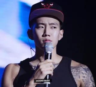 😏 0bf01592 MOONSTRUCK 男人, 歌手, 麦克风, 纹身, 人, 音乐 telegram sticker