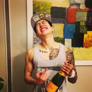 🍾 3162a0c9 中指, 冒犯手势, 名人, 说唱歌手, 香槟 telegram sticker