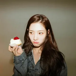 🍥 70b7f3aa mujer, torta, chica, comida, retrato, morro, chaqueta vaquera whatsapp sticker