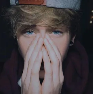 😐 da935133 肖像, 人, 男人, 年轻, 男性, 蓝眼睛 telegram sticker