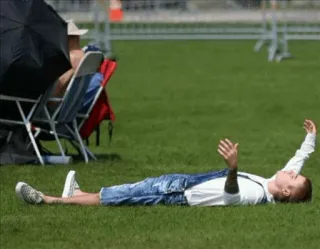 😌 a12b1787 นอนบนหญ้า, คนพักผ่อน, กิจกรรมกลางแจ้ง, อาบแดด, ฤดูร้อน, สนามหญ้า telegram sticker