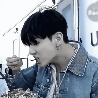 🥁 563675a7 男性, 食べる, 食べ物, デニムジャケット, KPOP, 人 telegram sticker