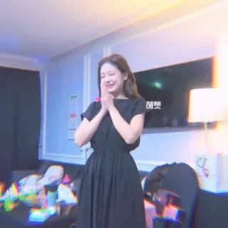 🎠 00e22d6f 해햇 女性, ドレス, 室内, 笑顔, 韓国 telegram sticker