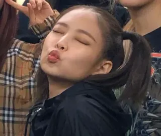 😙 1526c304 女性, ぷく顔, ポニーテール, アジア人, 可愛い, 女の子, 目を閉じる, キス telegram sticker