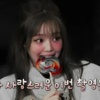 🍒 fa90908b 사랑스러운 이번 촬영은 mujer, chupete, sonriendo, retrato telegram sticker