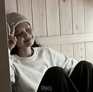 Jennie & @grinch_li :: @fStikBot whatsapp stickers