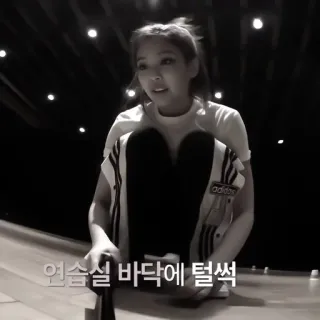 🌟 bf5ad772 연습실 바닥에 털썩 persona, estudio, sentado/a, asiático/a, interior, mujer whatsapp sticker