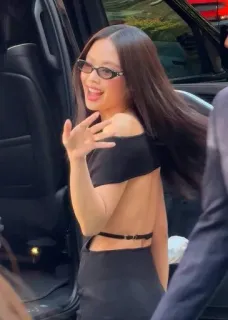 🌟 6e4f9ddf phụ nữ, kính râm, váy đen, váy hở lưng, mỉm cười, vẫy tay, trang phục, thời trang telegram sticker