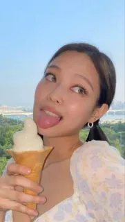 🌟 aec17103 phụ nữ, kem, chân dung, selfie, đồ ăn, ốc quế telegram sticker