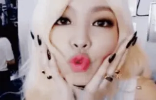 🌟 edad78c4 phụ nữ, cô gái, nụ hôn, vẻ đẹp, chân dung, chu môi, tóc vàng, trang điểm telegram sticker