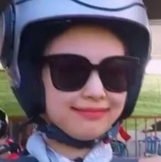 🥟 575b5e36 persona, casco, occhiali da sole, all'aperto, donna telegram sticker