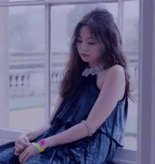 😔 6063a497 wanita, gaun, potret, duduk, jendela, mode telegram sticker