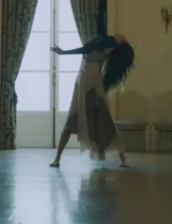 💃 ff0de09c wanita, menari, di dalam ruangan, jendela, gaun, pose telegram sticker