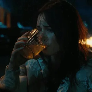 🍒 a0ed3825 donna, bere, alcol, triste, preoccupata telegram sticker