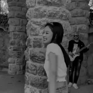 ⚙ d3a256cf Frau, Musik, Gitarre, Park, lächelnd, Musiker telegram sticker