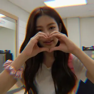 🎠 00c402e4 phụ nữ, tim bằng tay, chân dung, trong nhà, dây buộc tóc, tóc nâu whatsapp sticker